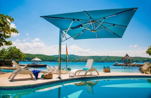 Discovery Bay Villa | 5 bdr Luxury Private Beachfront Villa Pool Staff Watersports