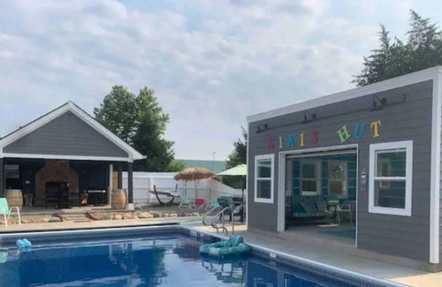 Noblesville Casa | 5 Bed 4.5 Bath - 2 Acre Property W/AMAZING outdoor Living including Heated Pool