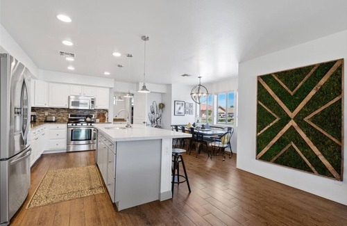 Glendale Casa | 5 Bed 4 Bath Home PREMIUM LOCATION Sleeps 16+ heated pool option and spa