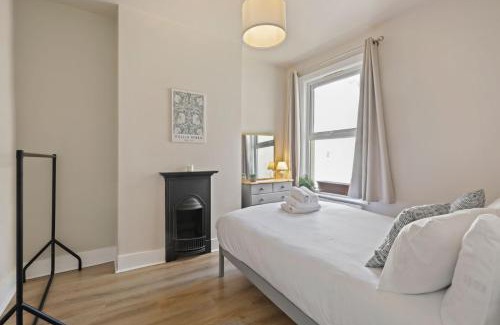 Peninsula Casa | 5 bed house with garden, up to 9 guests, close to o2 and Greenwich market