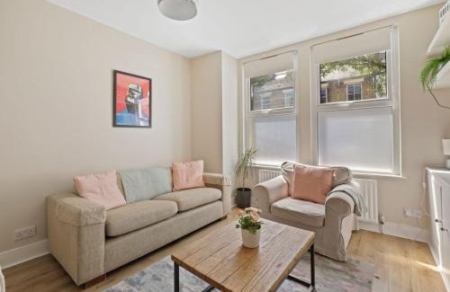 Peninsula Casa | 5 bed house with garden, up to 9 guests, close to o2 and Greenwich market