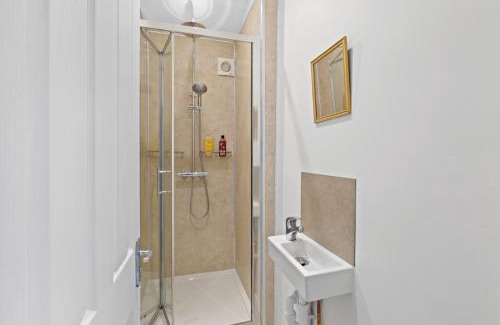 Peninsula Casa | 5 bed house with garden, up to 9 guests, close to o2 and Greenwich market