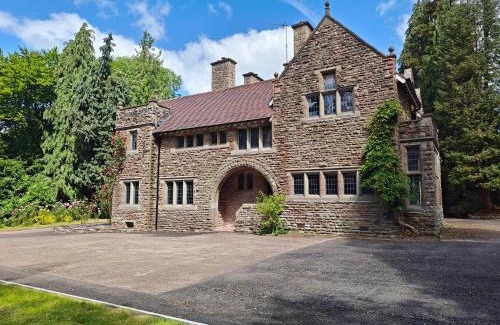 Monmouth Casa | 5 Bed in Monmouth 94050