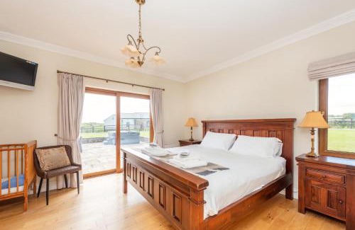 Ardmore Villa | 5 Bed Villa - Sleeps 10 - Hot Tub - Country Views