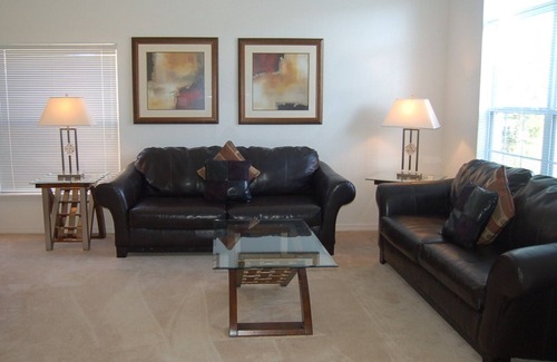 Marbella Casa | 5 dormitorios, 3. 5 baños piscina / spa en casa Sala de juegos en comunidad cerrada.