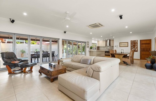 Cable Beach Casa | 5 Bedroom 3 Bathroom Luxury House with Pool