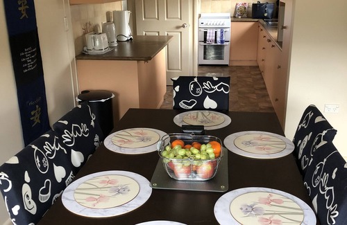 Kingswood Casa | 5 bedroom close to hospital/Sport facilities