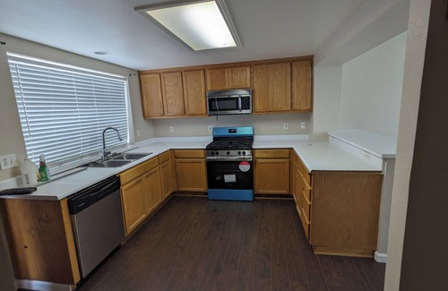 Vallejo Condominio | 5-bedroom Condo in Vallejo. Visit Wine Country after work.