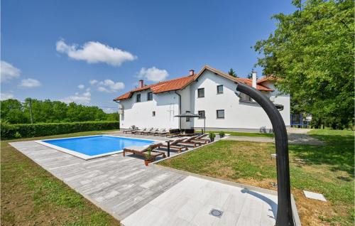 Lasinja Casa | 5 Bedroom Cozy Home In Desni Stefanki
