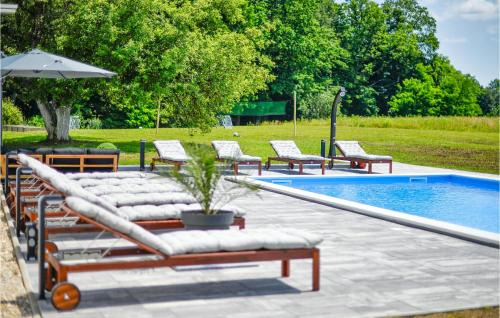 Lasinja Casa | 5 Bedroom Cozy Home In Desni Stefanki
