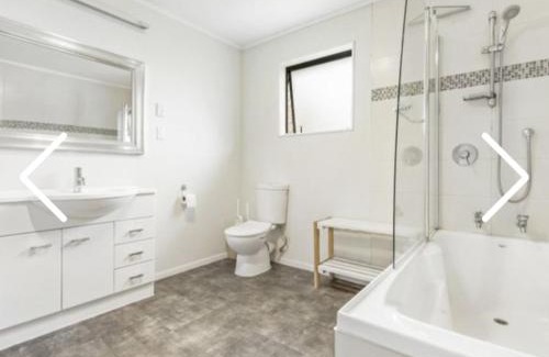 Dinsdale Casa | 5 Bedroom Home in Hamilton
