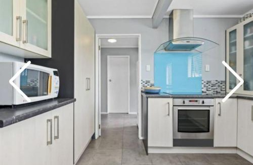 Dinsdale Casa | 5 Bedroom Home in Hamilton