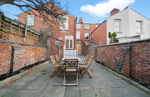 Northampton Casa | 5 Bedroom House with Parking, Smart TVs & Garden