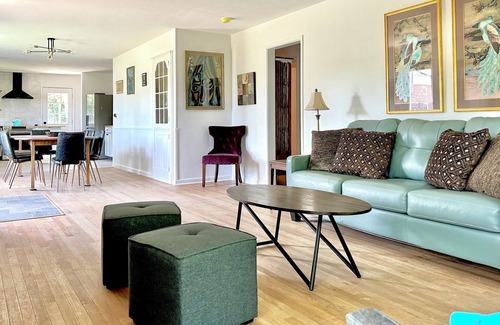Bloomington Casa | 5 bedroom house with hot tub, pool table and bar next to Deer Park Manor