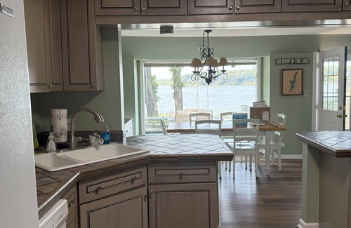 Solon Mills Casa | 5-bedroom Lakefront Getaway on Private Wonder Lake – Sleeps 12