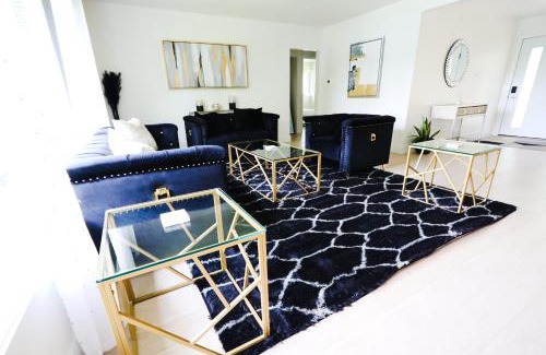 London Villa | 5 Bedroom Luxury Retreat with Hot Tub and Sauna, Prime Location and More!