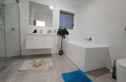 Marsden Park Casa | 5 bedroom new house (no stairs)