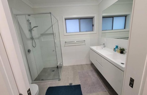 Marsden Park Casa | 5 bedroom new house (no stairs)