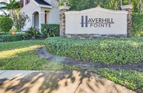 Greenacres Casa | 5-bedroom vacation home just 5 minutes from Palm Beach International Airport.