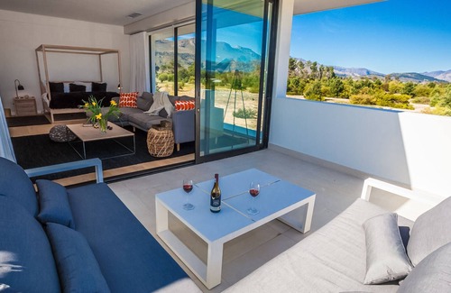 Paarl Casa | Villa de 5 dormitorios en una finca segura de golf cerca de Franschhoek, Provincia Occidental del Cabo.