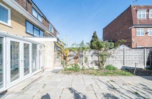 Havering Cama Y Desayuno | 5 Bedrooms Homely House with Garden-Sleeps 11 Comfortably on 5 Double Beds, 1 Single Bed, Onsite Private Parking,Business Travellers, Contractors, & Holiday-Goers, Family Groups, Near Westfield Stratford,Excel Centre,O2 Arena,Elizabeth Line,Central London