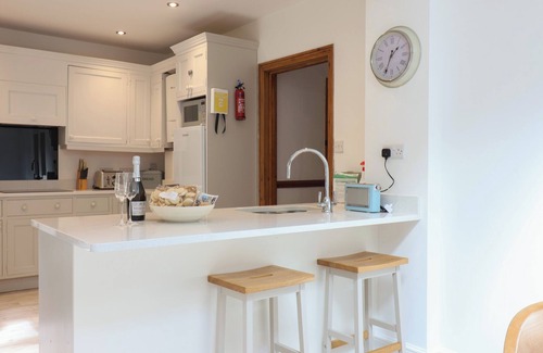 Beer Cabaña | 5 BELMONT TERRACE, pet friendly, country holiday cottage in Beer