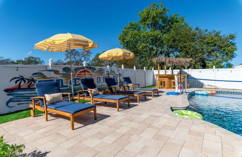 Seminole Casa | 5 Br Tiki Bar Retreat Pool Hot Tub Putt Putt Games