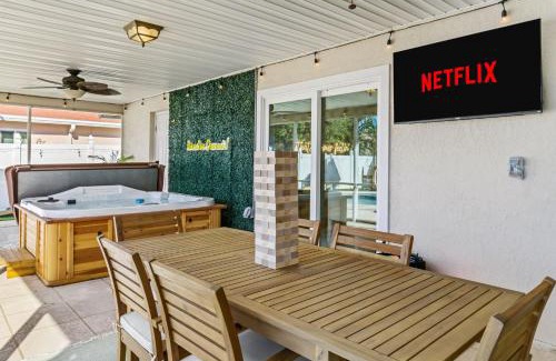 Seminole Casa | 5 Br Tiki Bar Retreat Pool Hot Tub Putt Putt Games