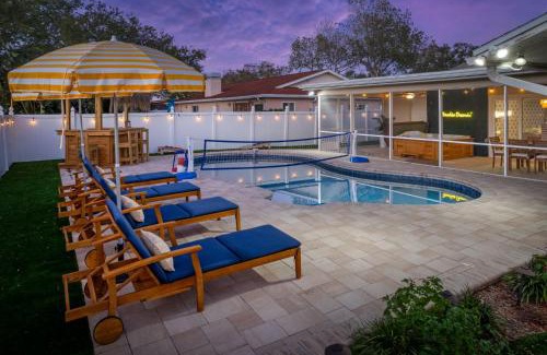 Seminole Casa | 5 Br Tiki Bar Retreat Pool Hot Tub Putt Putt Games