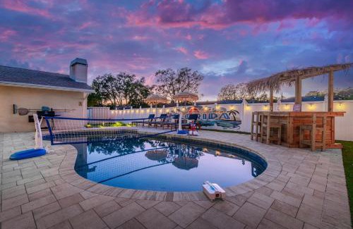 Seminole Casa | 5 Br Tiki Bar Retreat Pool Hot Tub Putt Putt Games