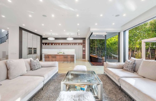 Greater Wilshire - Hancock Park Casa | 5 BR Villa in the Grove - Pool & Spa