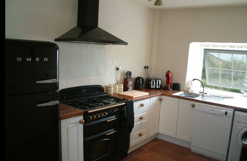 Llithfaen Cabaña | 5* Cottage. Stunning mountain & sea views. Large games room