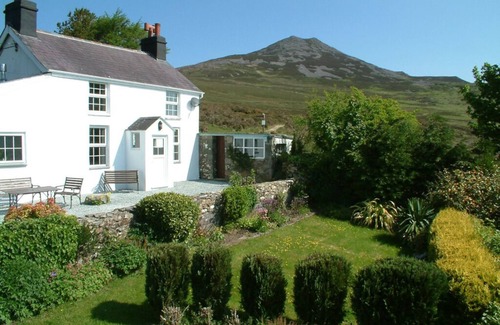 Llithfaen Cabaña | 5* Cottage. Stunning mountain & sea views. Large games room