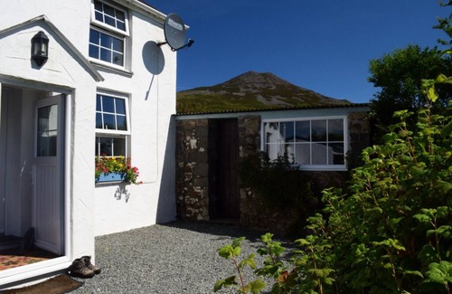 Llithfaen Cabaña | 5* Cottage. Stunning mountain & sea views. Large games room