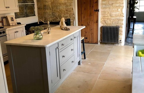 Willersey Casa | 5* LUXURIOUS & Spacious Cotswold Cottage. Garden,Pubs,Duck Pond. 5 Bed,3 Bath.