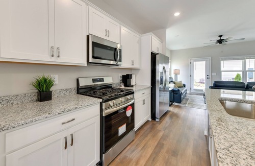 Opelika Casa | 5 Mi to Auburn University: Sleek Townhome w/ Patio