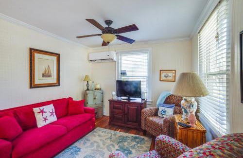 Mossy Oaks Casa | 5 Mi to Downtown Beaufort Pet-Friendly Cottage!