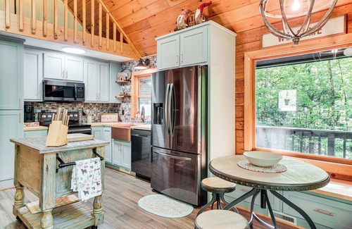Sautee Nacoochee Cabaña | 5 Mi to Helen: Hideaway w/ Deck & Grill!