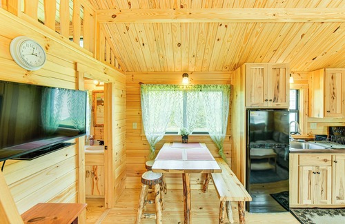Selinsgrove Cabina | 5 Mi to Susquehanna Boating! Secluded Log Cabin