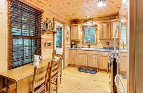 Sautee Nacoochee Cabina | 5 Mi to Unicoi State Park & Lake: Hot Tub Haven!