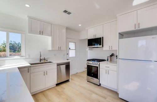 Palms Apartamento | 5 Mi to Venice Beach: Chic Los Angeles Abode