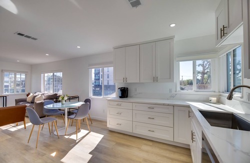 Palms Apartamento | 5 Mi to Venice Beach: Chic Los Angeles Abode