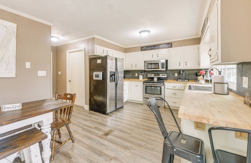 LaGrange Casa | 5 Mi to West Point Lake: Group Getaway Near Town