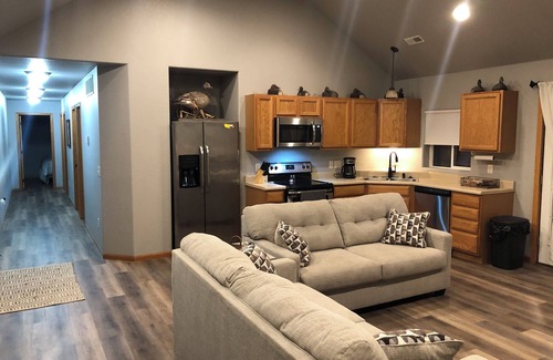 Pierre Casa | .5 mile to Lake Oahe boat access, 15 min from Pierre SD, wifi, oversized garage
