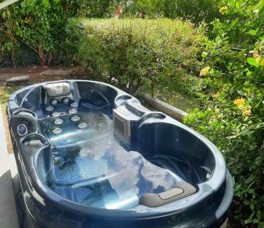 Trois-Rivieres Apartamento | 5 min plage T2 avec Jacuzzi pour Retraités ou Jeune couple