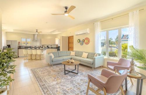 Opal Apartamento | 5 min to Beach Luxe Villa Opal Breeze by Bocobay