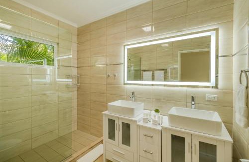 Opal Apartamento | 5 min to Beach Luxe Villa Opal Breeze by Bocobay