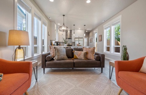 Boise Casa | 5 min to BSU + 8 min to Downtown | Brand New Build! Happy Decor! Quiet Patio w/ Seating & BBQ