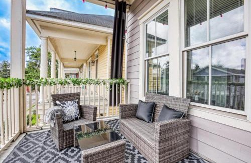 Metropolitan Casa | 5 min to DT - Summer Getaway - Parking - Private Balcony, Telescope