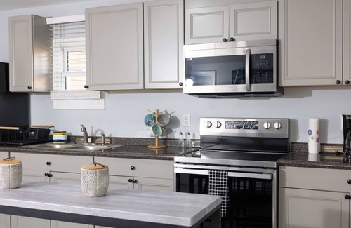 Burlington Casa | 5 Min. from Elon w/In Unit Washer + Dryer - Fast Wi-Fi - Smart TVs